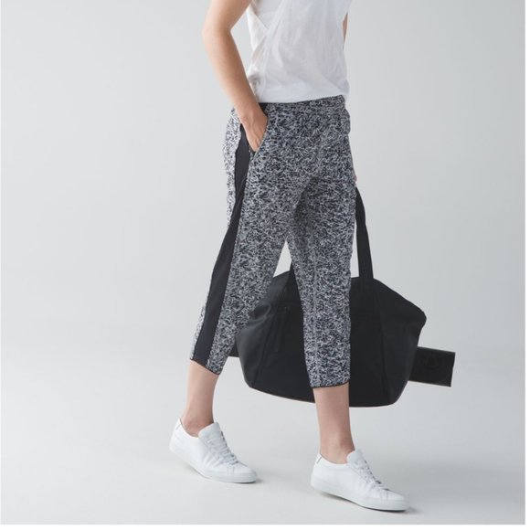 Lululemon For Love Crop Mini Ripple White Seal Grey/Black 2 - Picture 5 of 16